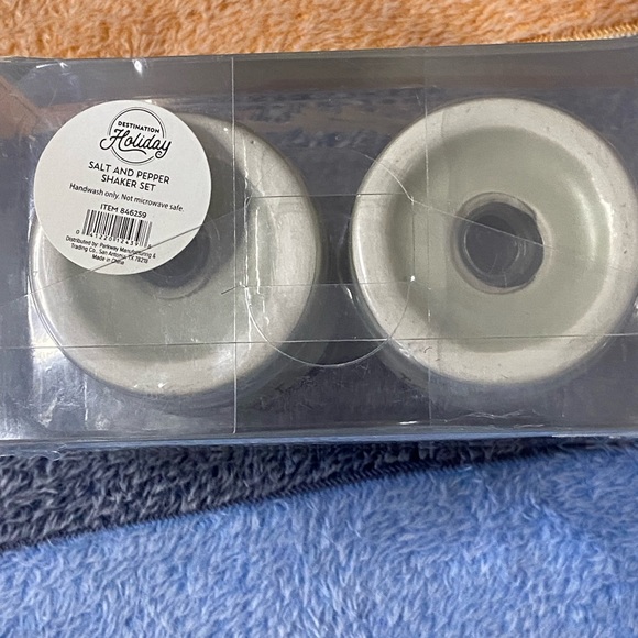 Reindeer Ceramic Salt & Pepper Shaker Set - Picture 3 of 6